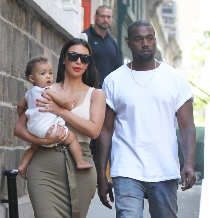 North West. La primera hija de la pareja nació en junio de 2013, poco menos de un año antes de casarse. La pequeña nació tres semanas antes de la fecha programada. Kim Kardashian gastó 250.000 euros en ropa de bebé de Dior, Chanel o Versace mientras la niña estaba aún en su barriga