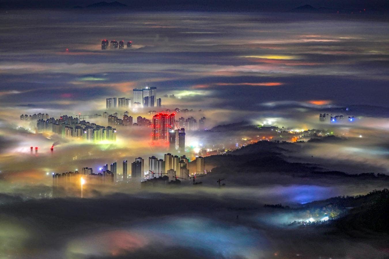 Ciudad entre la niebla. Localización: Bukhansan Mountain, Goyang, Gyeonggi Province, Republic of Korea