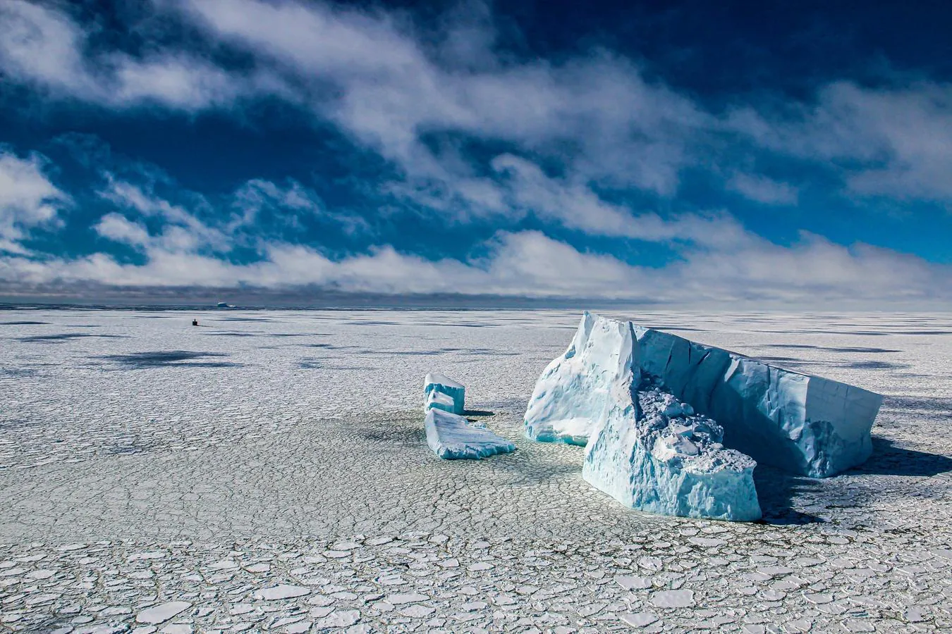 Navegando entre hielo e icebergs en el Mar de Bellingshausen, Antártida. El jurado también tuvo en cuenta el equilibrio geográfico y regional de acuerdo con la estatura de la OMM como organización de las Naciones Unidas
