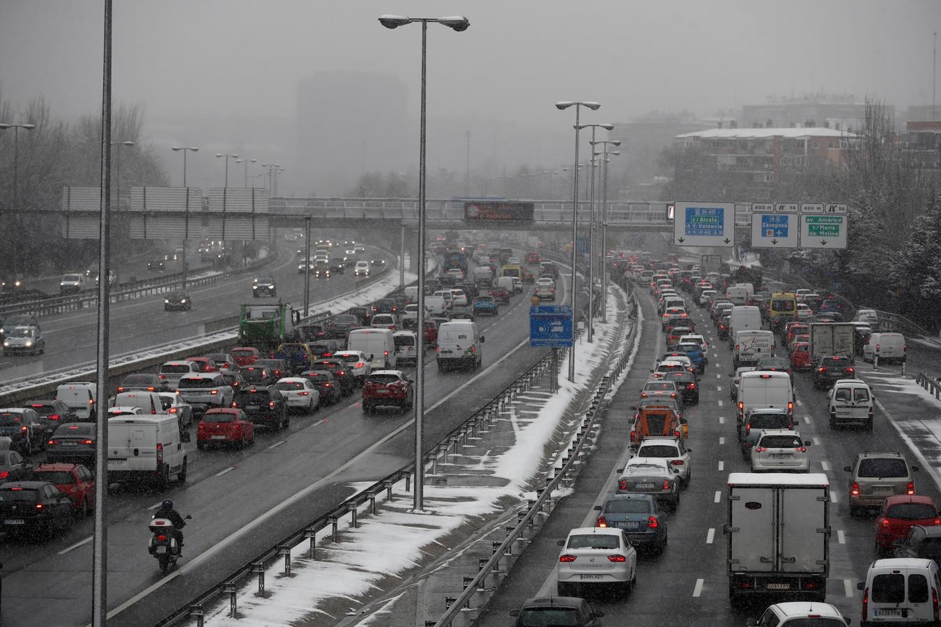 Atasco en la M-30. El temporal ha afectado al tráfico en la M-30, ralentizando la circulación en gran parte del tramo del este de la circunvalación. Junto a estas líneas, las retenciones de este viernes a la altura del puente de Ventas.