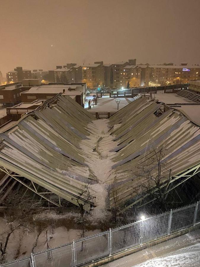 Una cubierta del colegio Maristas se vino abajo por la nieve. 