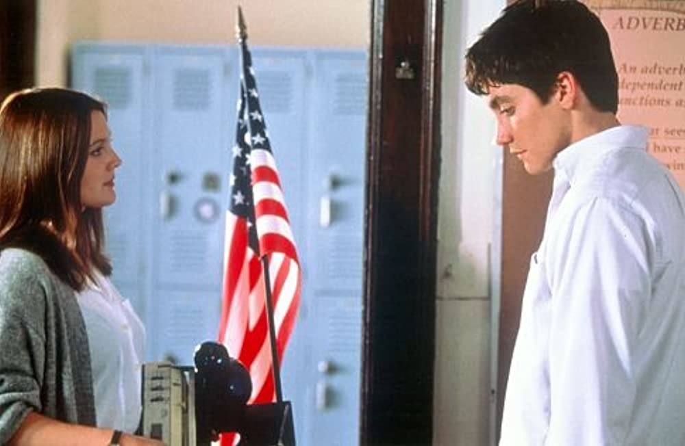 «Donnie Darko»: Despreciada por la crítica en su estreno, alcanzó la categoría de filme de culto para los «millennials» (nacidos en los 80 y primeros 90). Fue la película que consagró a Jake Gyllenhaal, por aquel entonces un imberbe de 20 años, y a su hermana, Maggie Gyllenhaal. Se cuela en algunos planos memorables Drew Barrymore. La trama mezcla ciencia ficción con un retrato de esa generación que no supo encontrar su lugar en los idealizados barrios de clase media americanos. Escrita y dirigida por Richard Kelly, que sin embargo no volvió a filmar nada memorable. (No está disponible en ninguna plataforma). 