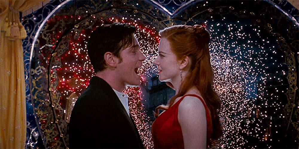 «Moulin Rouge»: Drama musical dirigido por el australiano Baz Luhrman, que construyó una historia que emana directamente del mito de Orfeo y Eurídice. Para ello, utilizó una banda sonora muy cuidada, que homenajea a la música pop del siglo XX y que contiene, entre otros, temas de John Lennon, Paul McCartney, Sting, Elton John y David Bowie. La australiana Nicole Kidman y el escocés Ewan McGregor supieron estar a la altura en esta barroca cinta del género musical que obtuvo un gran éxito de crítica y público.  (Disponible en HBO). Ocho nominaciones en los Oscar, donde se llevó el premio a Mejor dirección artística y Vestuario