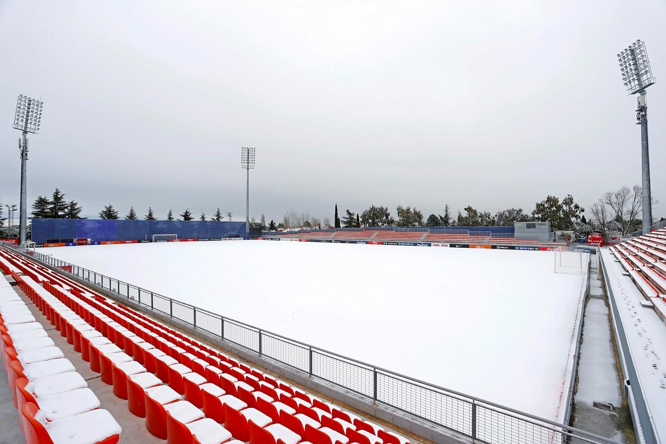 Rojiblanco, más que nunca. La plantilla del Atlético de Madrid se ejercitó en el gimnasio de la Ciudad Deportiva Wanda de Majadahonda, este viernes, debido a la capa de nieve y hielo con la que amaneció por la mañana el terreno de juego.