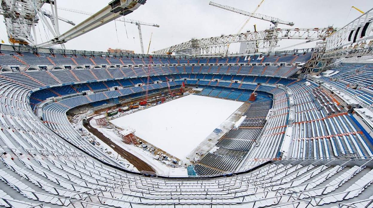 Así lucen los estadios de fútbol teñidos de blanco por la nieve