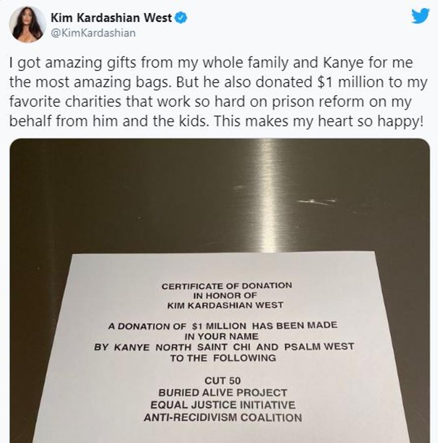 Cumpleaños. Con motivo de su 39 cumpleaños, el rapero le hizo un generoso regalo. «Recibí regalos increíbles de toda mi familia y de Kanye, bolsos increíbles. Pero él también donó en mi nombre un millón de dólares a mis organizaciones benéficas favoritas, que trabajan muy duro para lograr la reforma del código penal, de su parte y de los niños. ¡Esto hace que mi corazón esté feliz!», escribió en su perfil de Instagram junto a una foto del certificado que así lo acreditaba