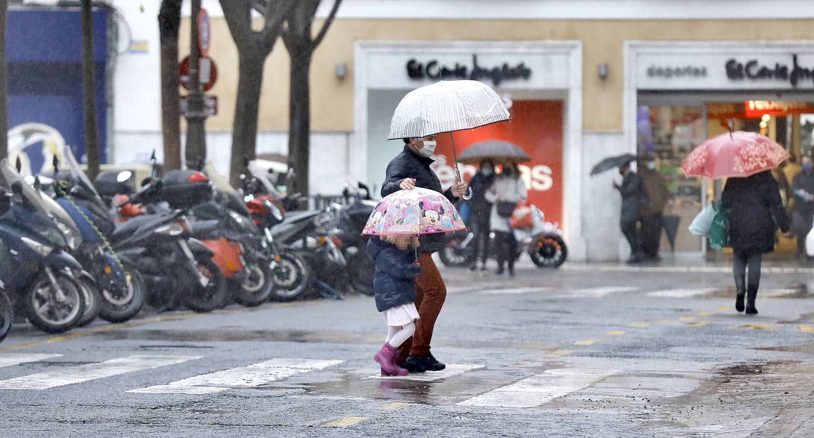 Las lluvias no han cesado durante toda el día en Sevilla