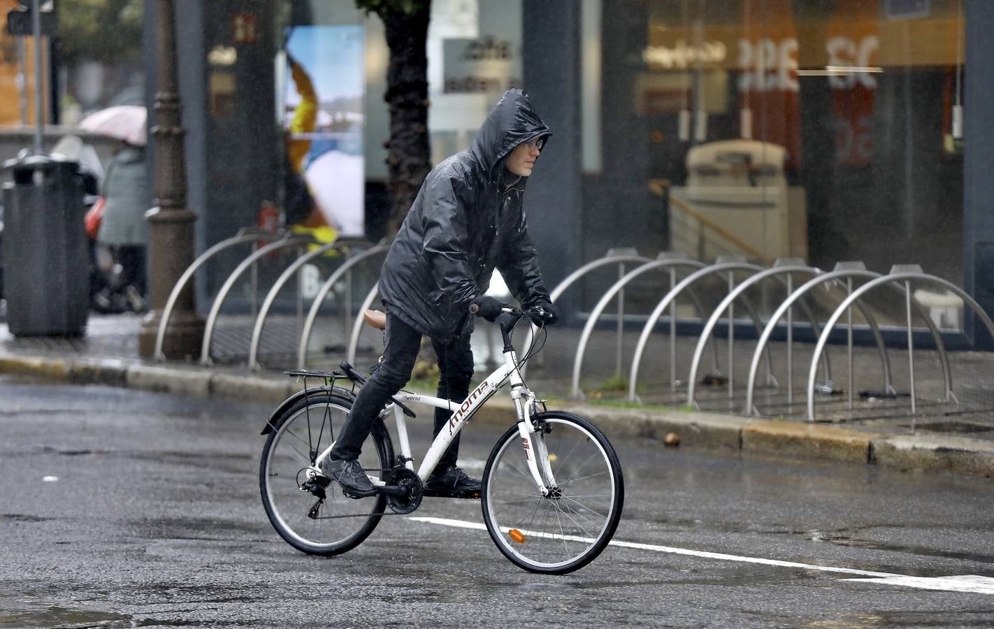 Las lluvias no han cesado durante toda el día en Sevilla