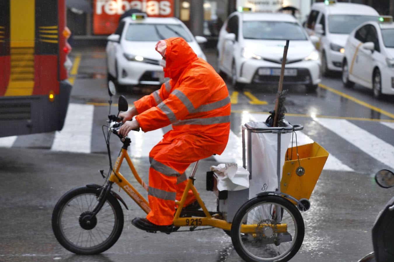 Las lluvias no han cesado durante toda el día en Sevilla