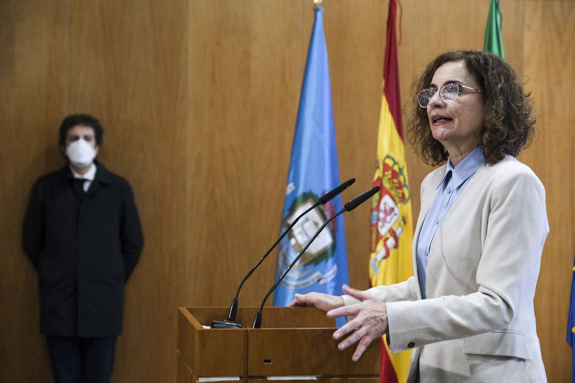 La ministra de Hacienda visita el astillero de San Fernando