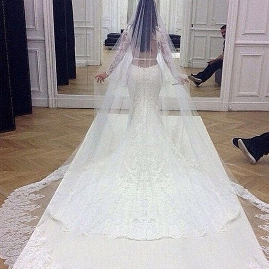 Vestido de novia. Fue un diseño customizado de Alta Costura de Riccardo Tisci para Givenchy hecho de encaje y transparencias, manga larga y velo hasta el suelo.