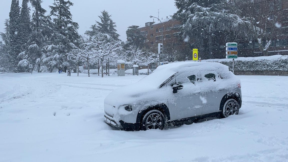 Imagen de un coche abandona en la calle Josefa Valcárcel (Madrid). 