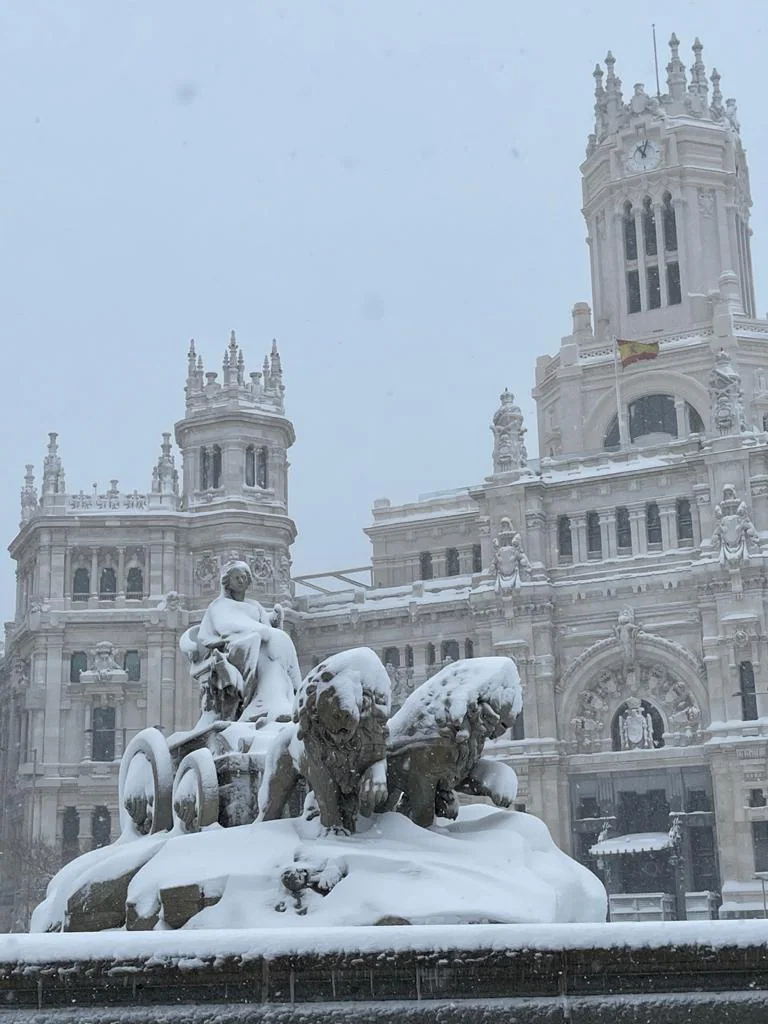 La fuente de la Cibeles y el Palacio de Correos (Madrid), cubiertos por la nieve. 