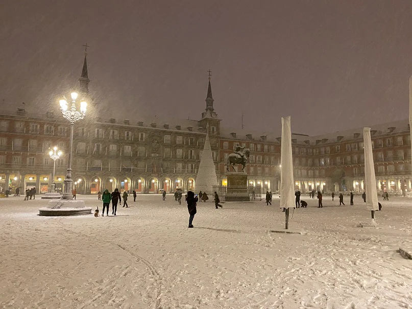 La Plaza Mayor de Madrid, totalmente cubierta por la nieve durante las primera horas del temporal Filomena. 