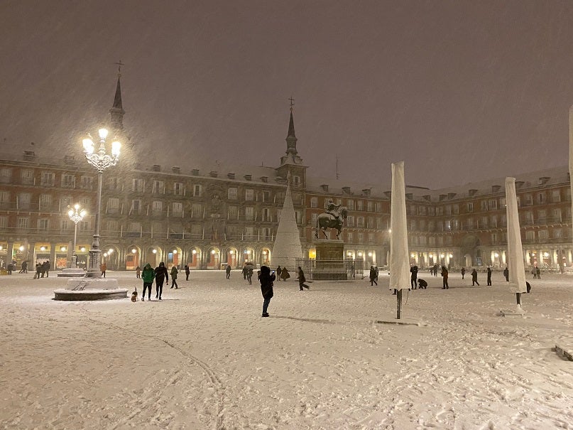 La Plaza Mayor de Madrid, totalmente cubierta por la nieve durante las primera horas del temporal Filomena. 