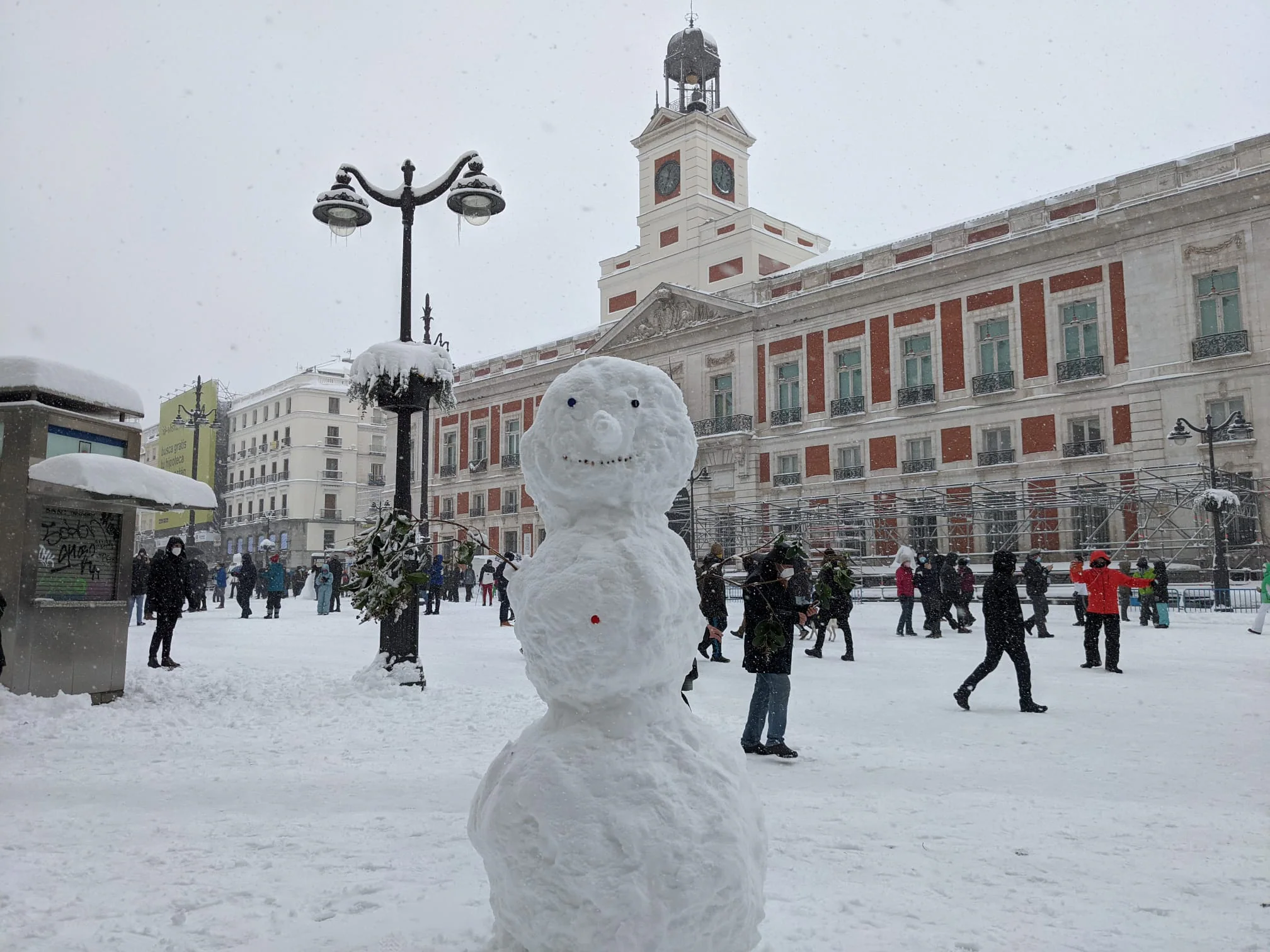 Un muñeco de nieve en la Puerta del Sol de Madrid durante la nevada histórica de este 9 de enero de 2021. 