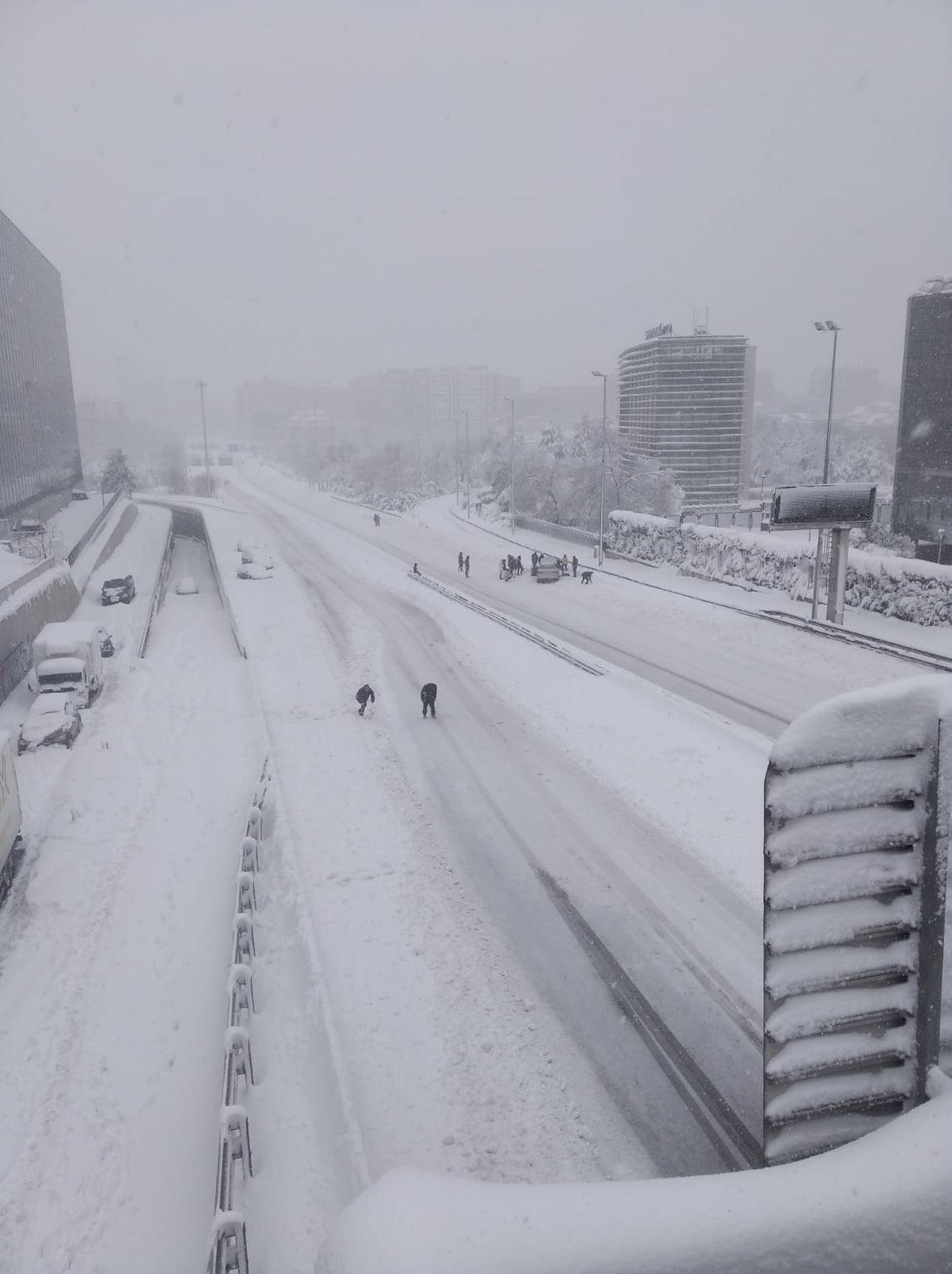 Dos personas caminan por la A2 en las próximidades de la Avenida de América (Madrid). 