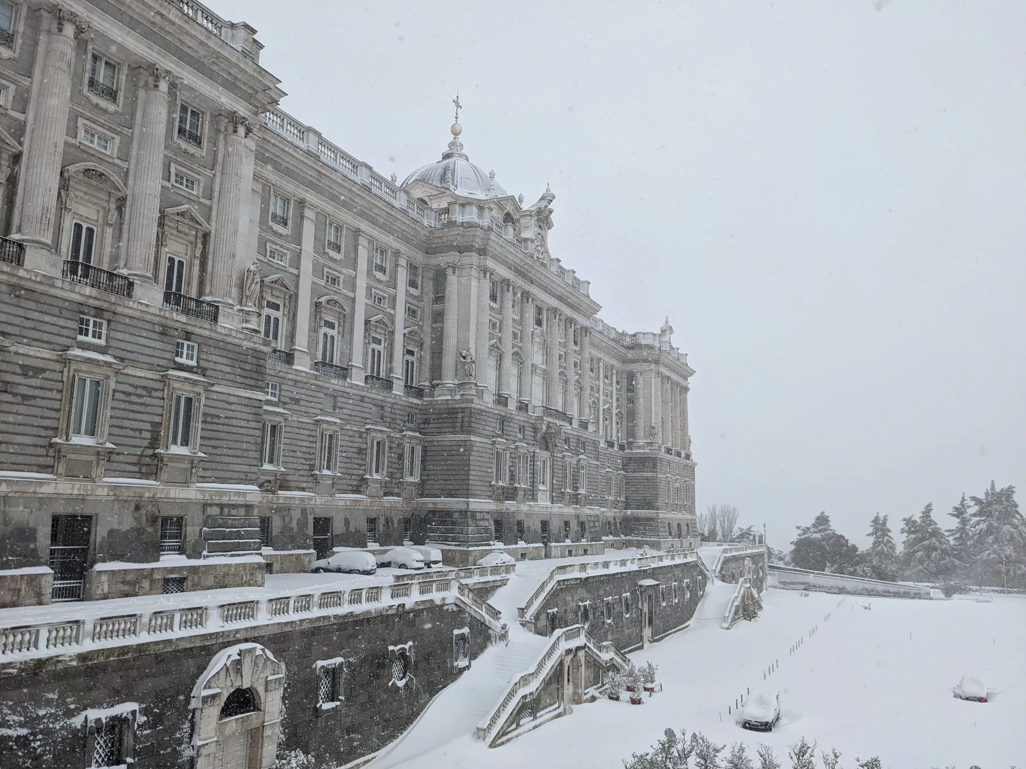 Imagen del Palacio Real de Madrid durante la histórica nevada de este 9 de enero de 2021. 