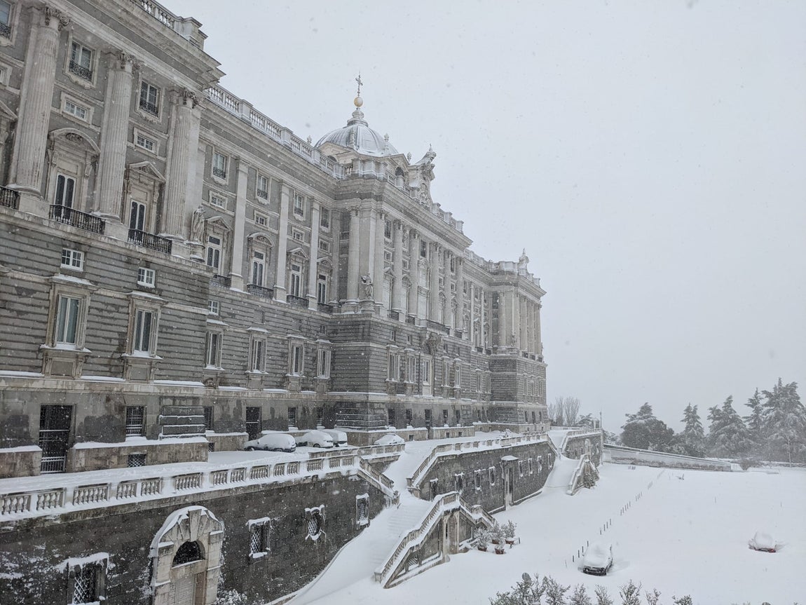 Imagen del Palacio Real de Madrid durante la histórica nevada de este 9 de enero de 2021. 
