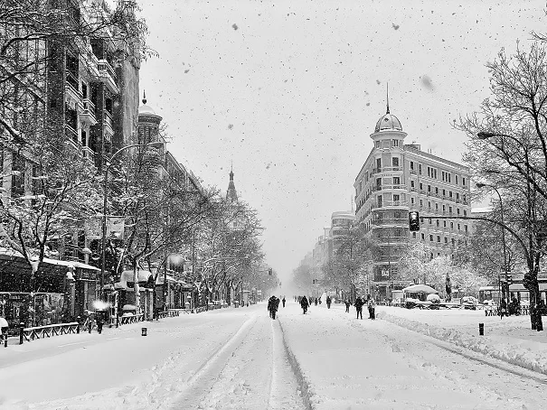 La calle Alcalá de Madrid, colapsada por la nieve. 