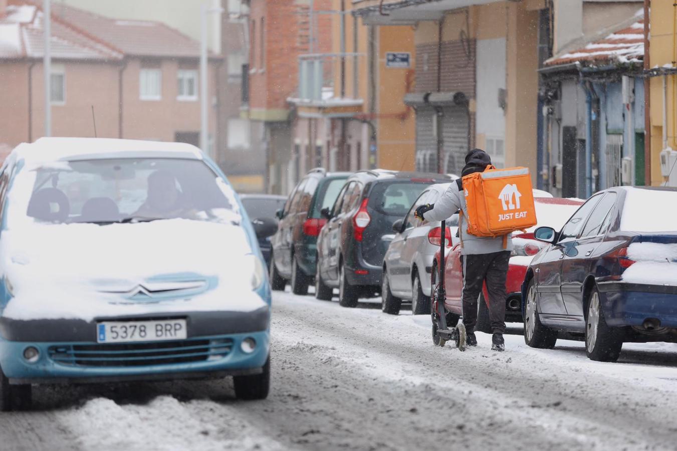 Un repartidor tratando de llegar a su destino en Valladolid capital