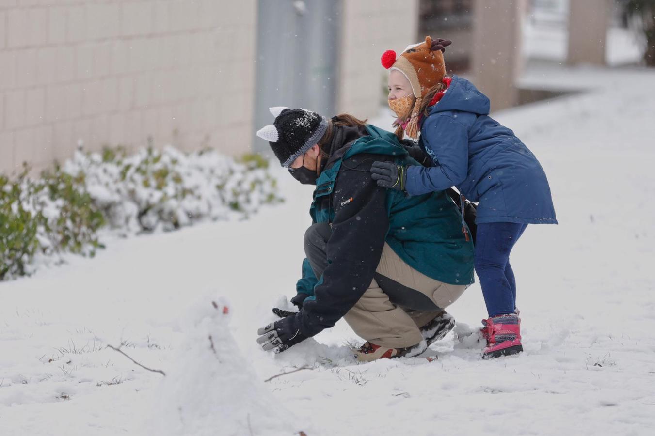 Niños y mayores han salido a las calles a jugar con la nieve. En la imagen, en el barrio vallisoletano de Pajarillos