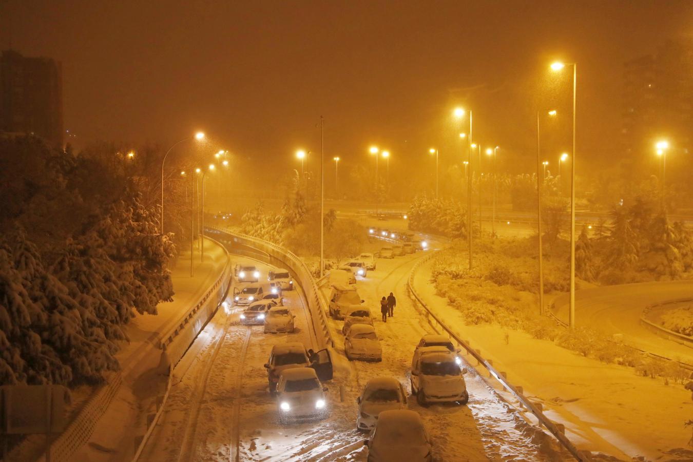 Cientos de conductores, atrapados toda la noche en las carreteras de Madrid. 