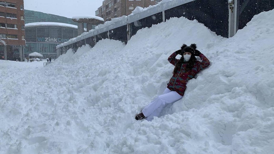 Plaza de Felipe II. La plaza de Felipe II, con metros de nieve acumulada en sus márgenes. Al fondo el Wizink Center con su cubierta repleta de una gran capa blanca