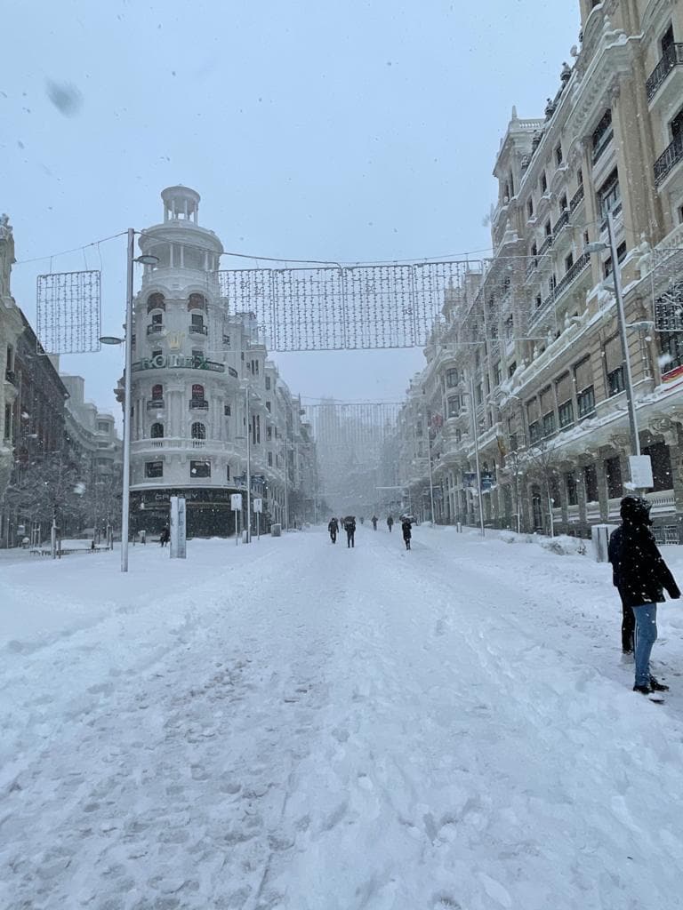 Imagen de la Gran Vía (Madrid), totalmente colapsada por la nieve. 