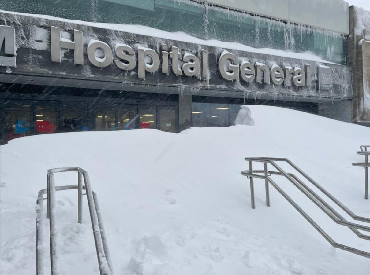 La entrada a La Paz, colapsada. La entrada al hospital de La Paz está repleta de nieve. Tanto que en algunas zonas supera el medio metro de acumulación.