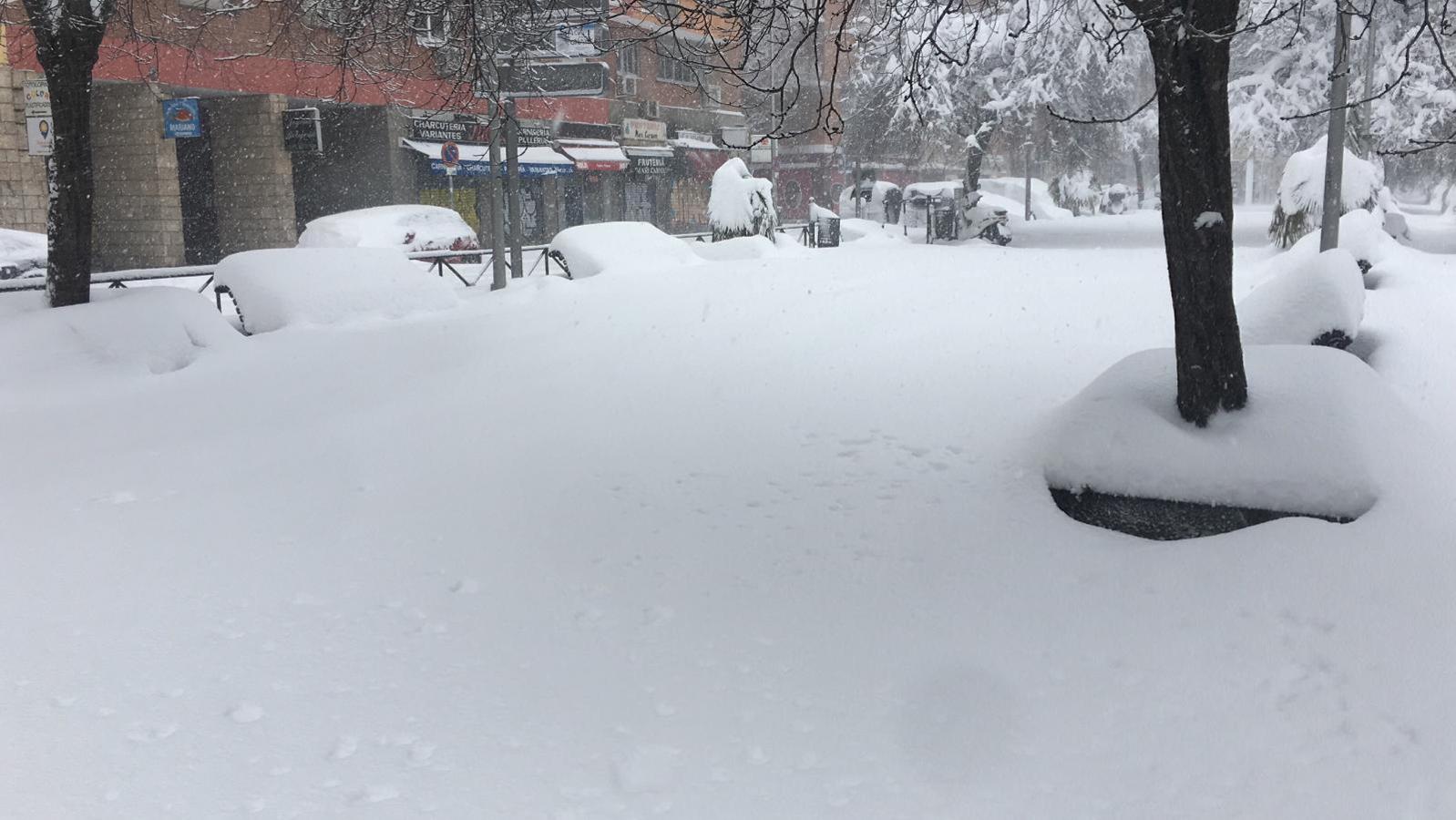 Mauricio Legendre, escondida bajo el manto. La calle Mauricio Legendre está debajo del medio metro de espesor de nieve que ha caído en las últimas horas.