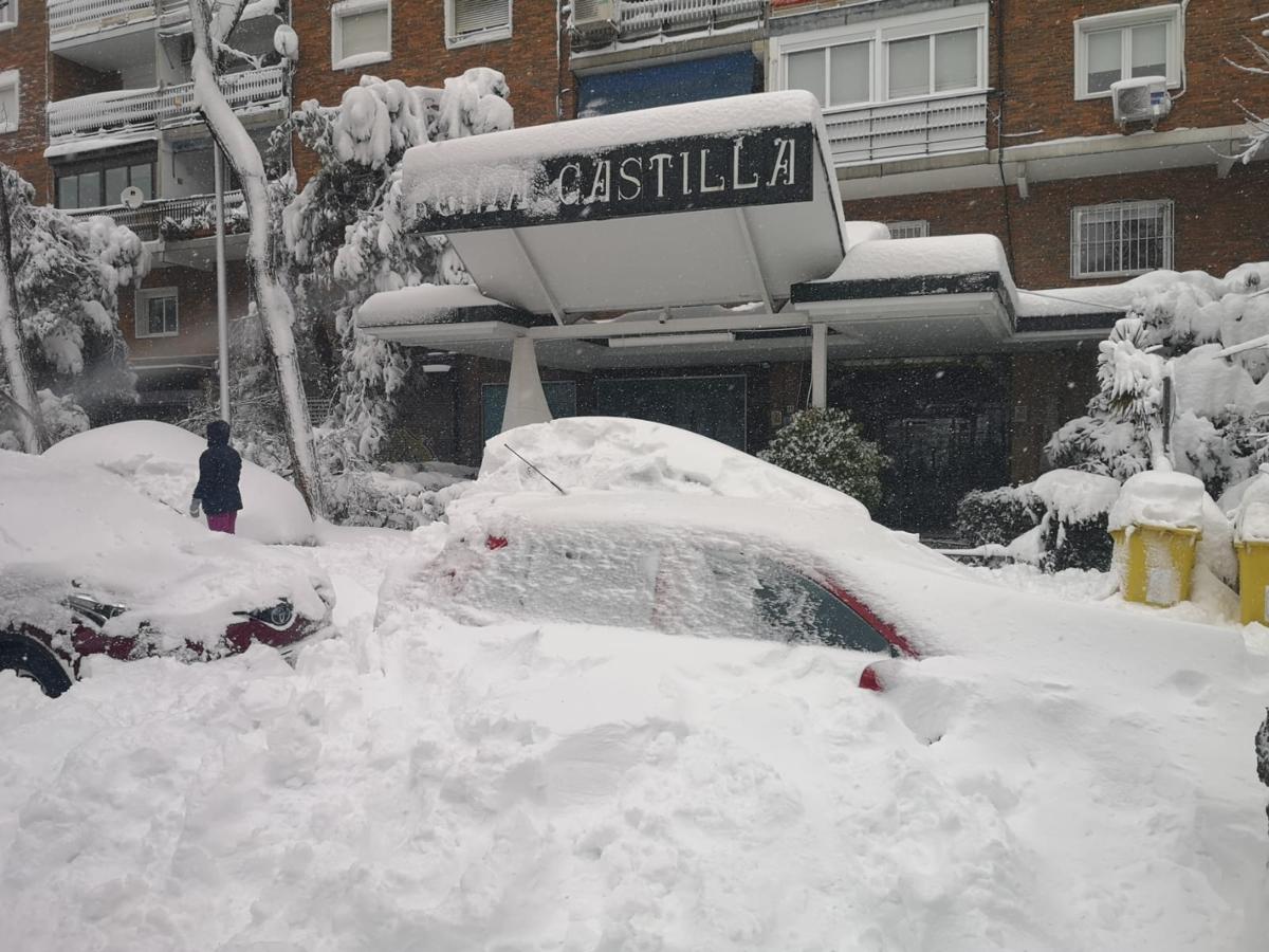 La nieve ya cubre coches enteros. La ya catalogada como nevada del siglo, está ocultando los vehículos en muchas calles de la capital.