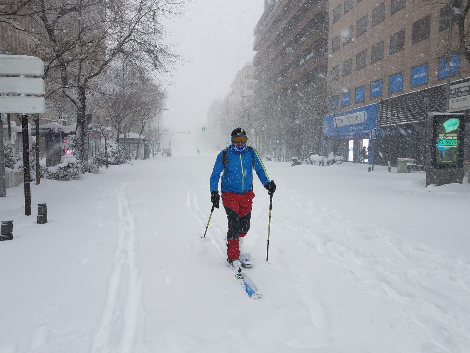 Un esquiador, por la calle Ortega y Gasset de Madrid. 