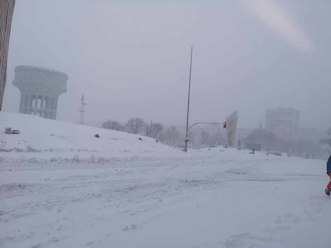 Imagen fantasmagórica del depósito de Plaza de Castilla (Madrid). Imagen más propia de una película que de la realidad a la que está acostumbrada la ciudad. 