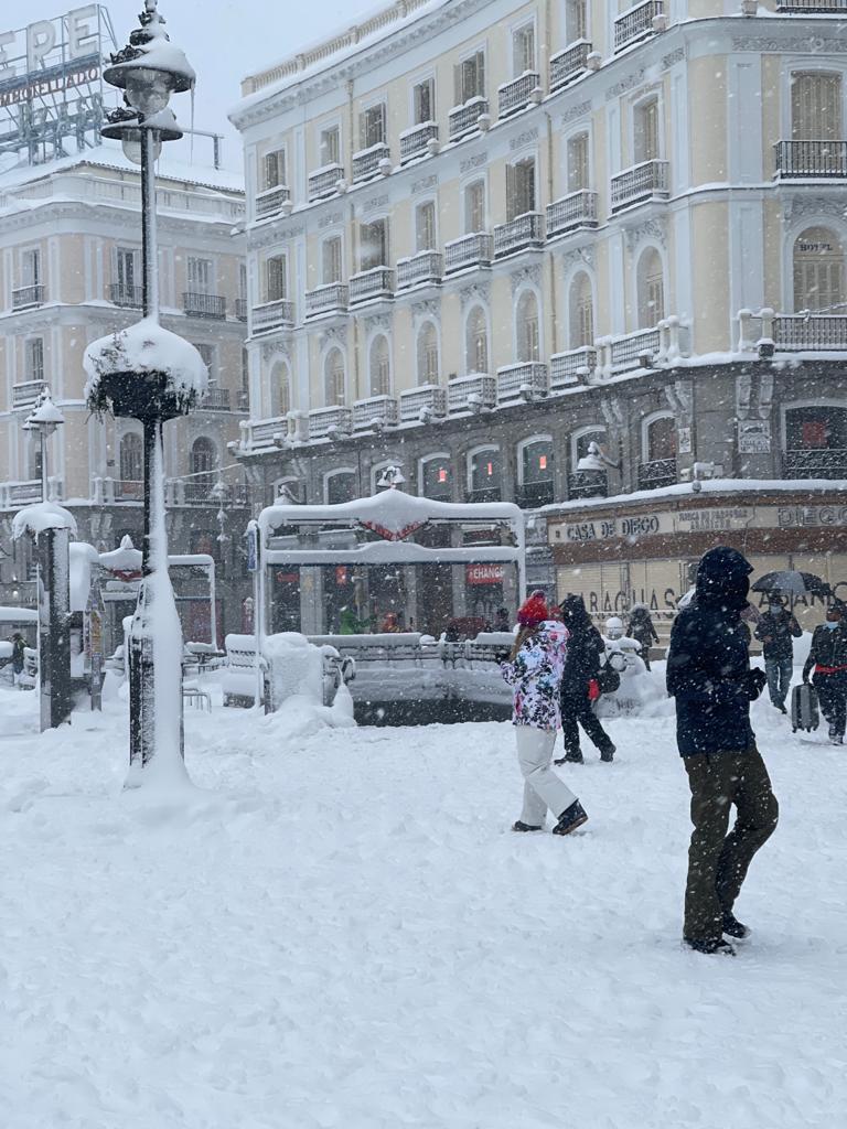 Imagen de la Puerta del Sol de Madrid, totalmente cubierta por la nieve. 