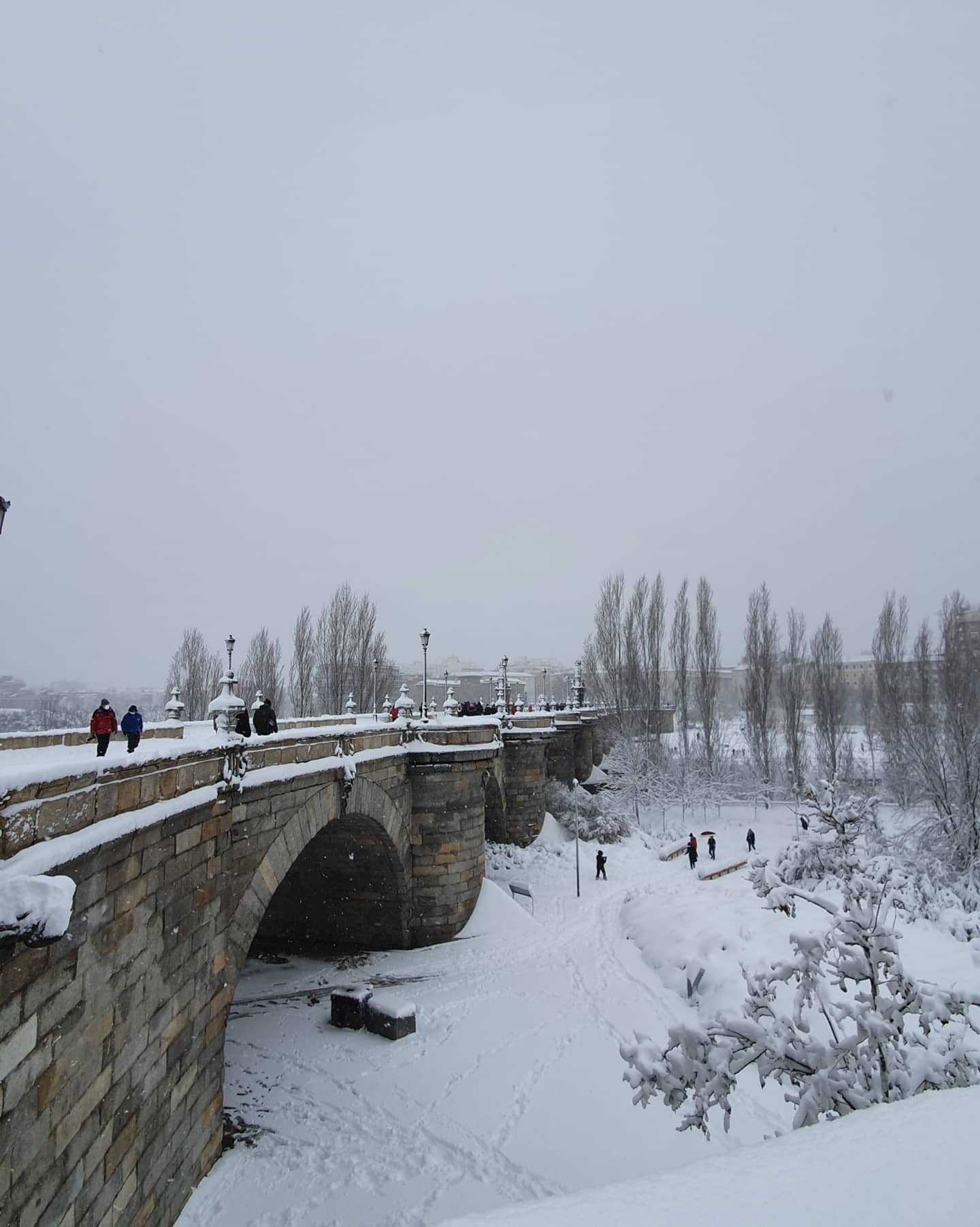 Imagen del Puente de Toledo (Madrid) cubierto por la nieve tras el paso del temporal Filomena. 