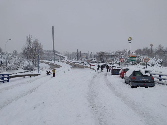 La nevada ha colapsado Madrid, convirtiendo las carreteras en zona de juegos. 