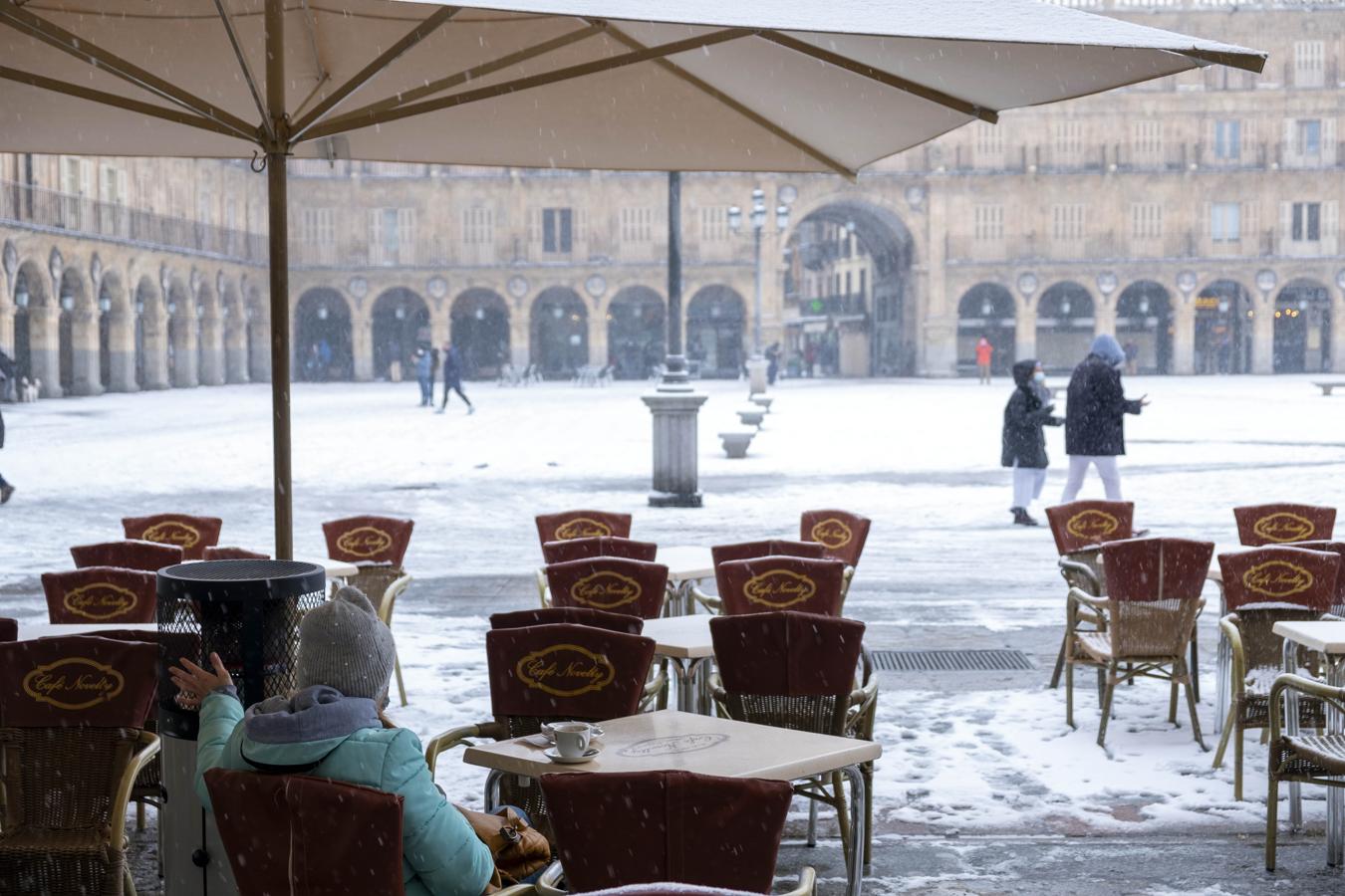 Algunos tratan de entran en calor en Salamanca junto a las estufas de la hostelería