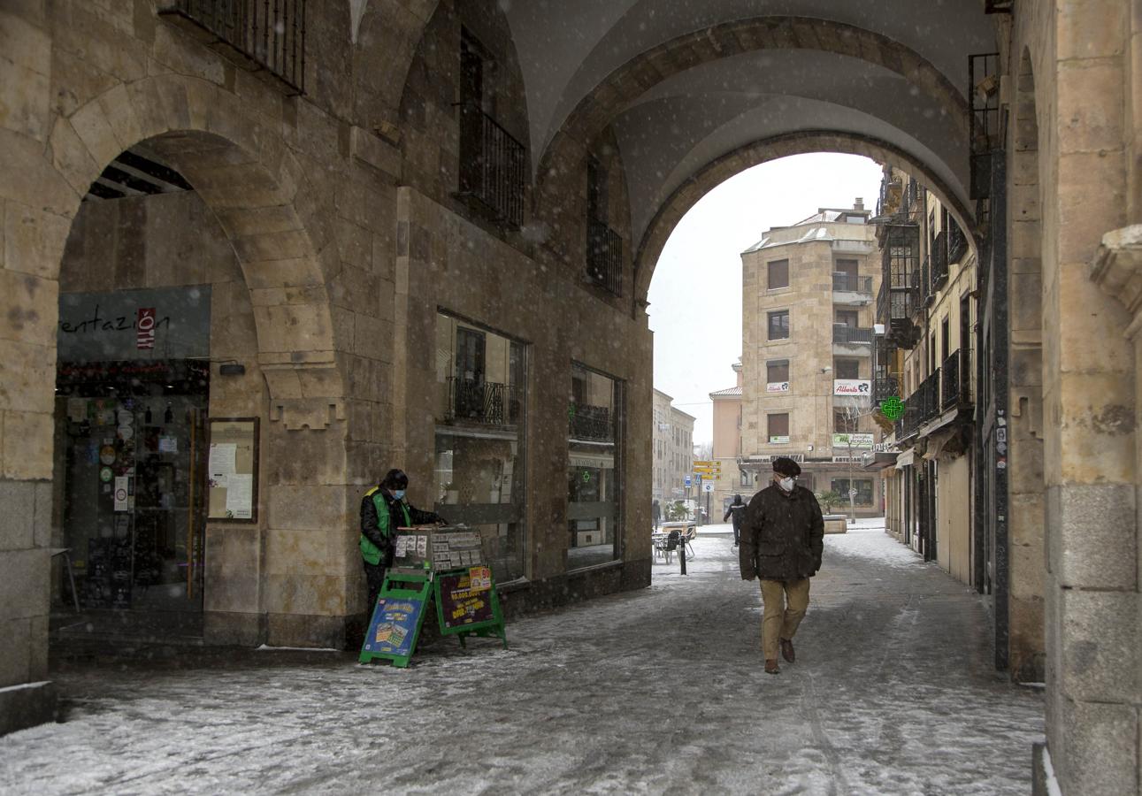 La capital charra ha amanecido cubierta de blanco, un manto que sigue en aumento ante la nieve incesante