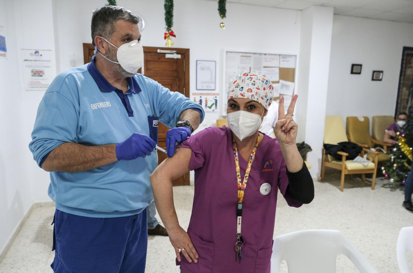 FOTOS: Así es una jornada de vacunación en una residencia de mayores