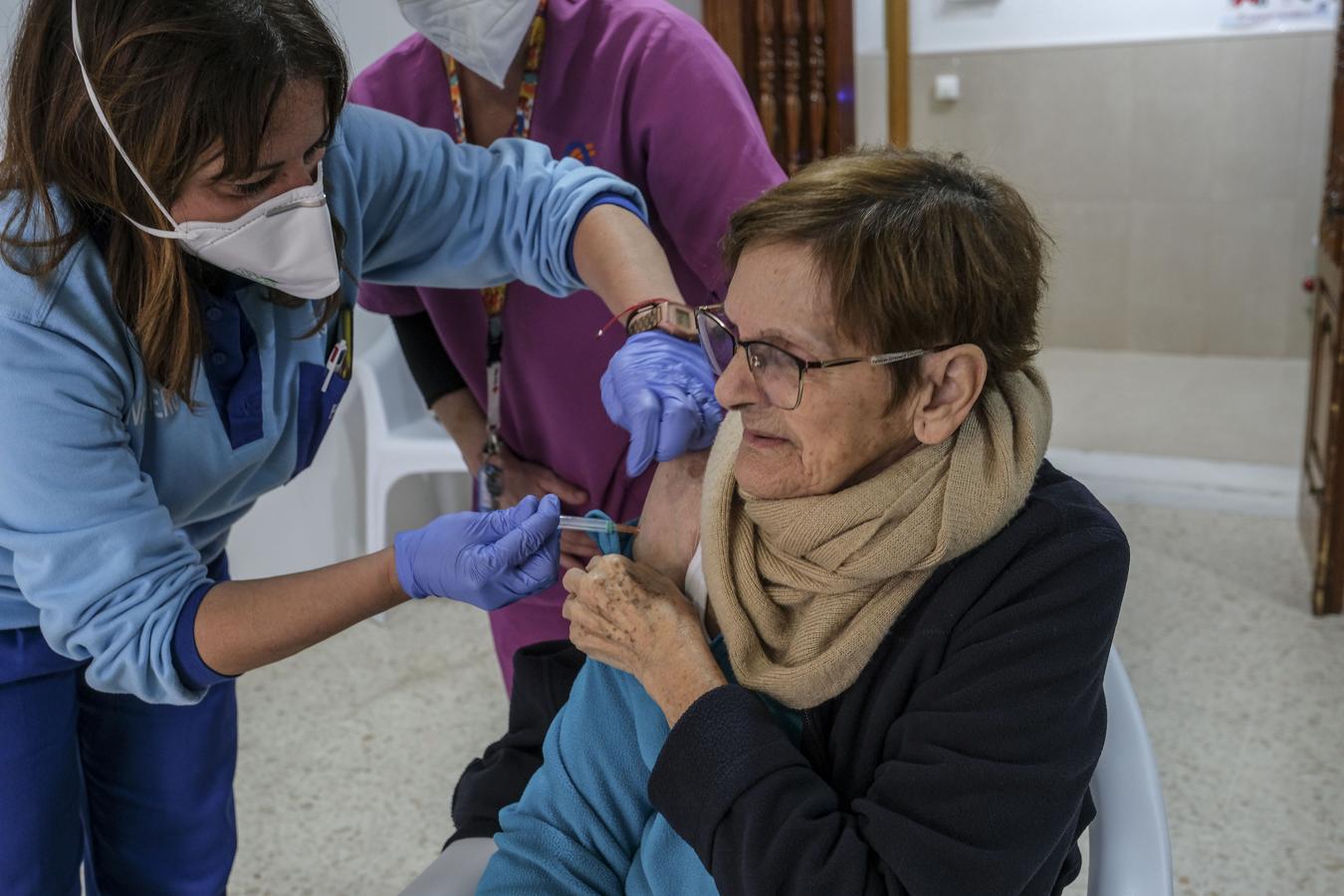 FOTOS: Así es una jornada de vacunación en una residencia de mayores