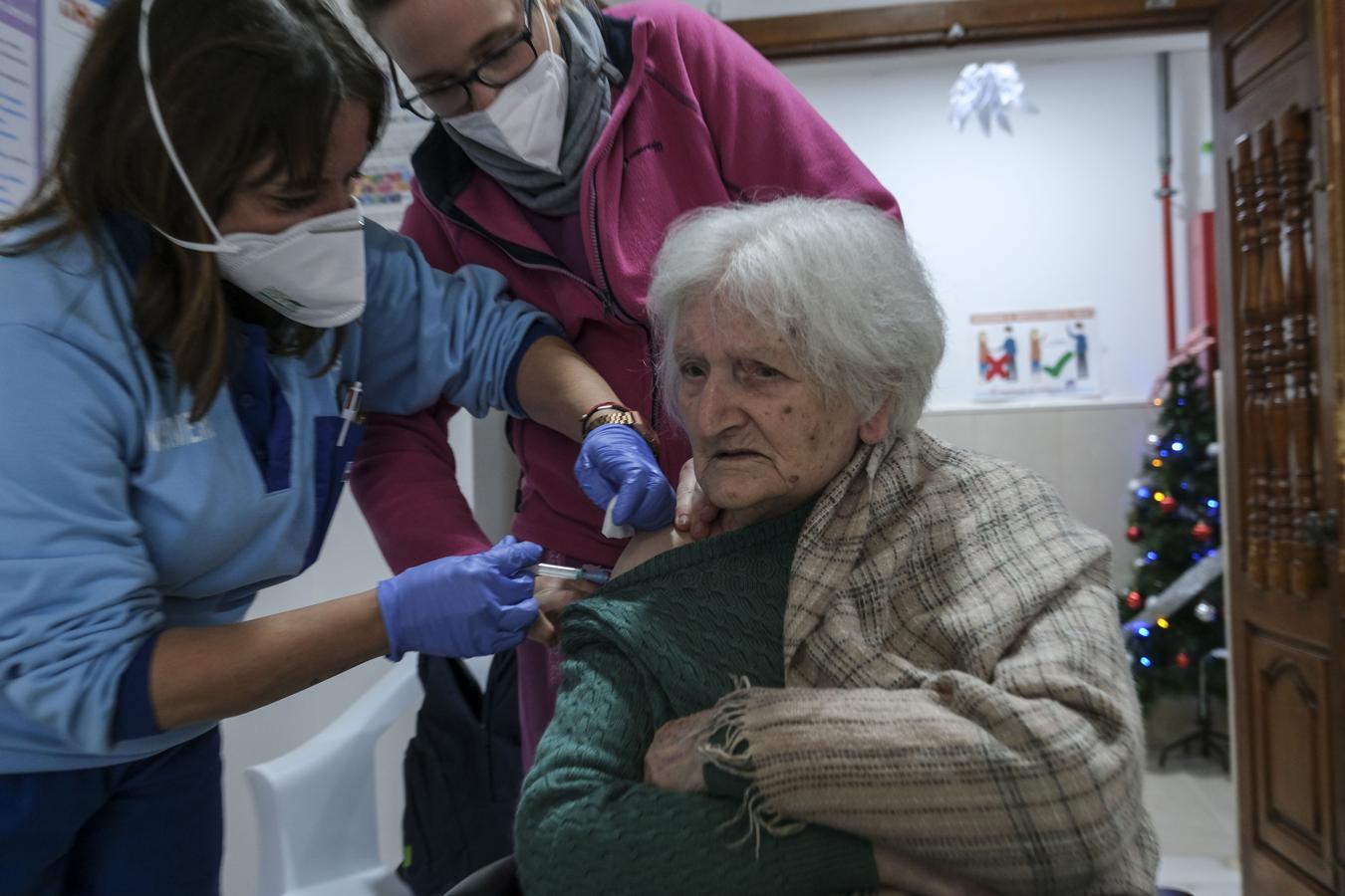 FOTOS: Así es una jornada de vacunación en una residencia de mayores