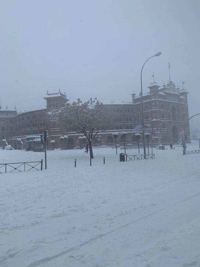 Histórica imagen de Las Ventas. La calle Alcalá tampoco se ha librado de la histórica nevada. En esta instantánea la plaza de toros de Las Ventas luce abarrotada de nieve.