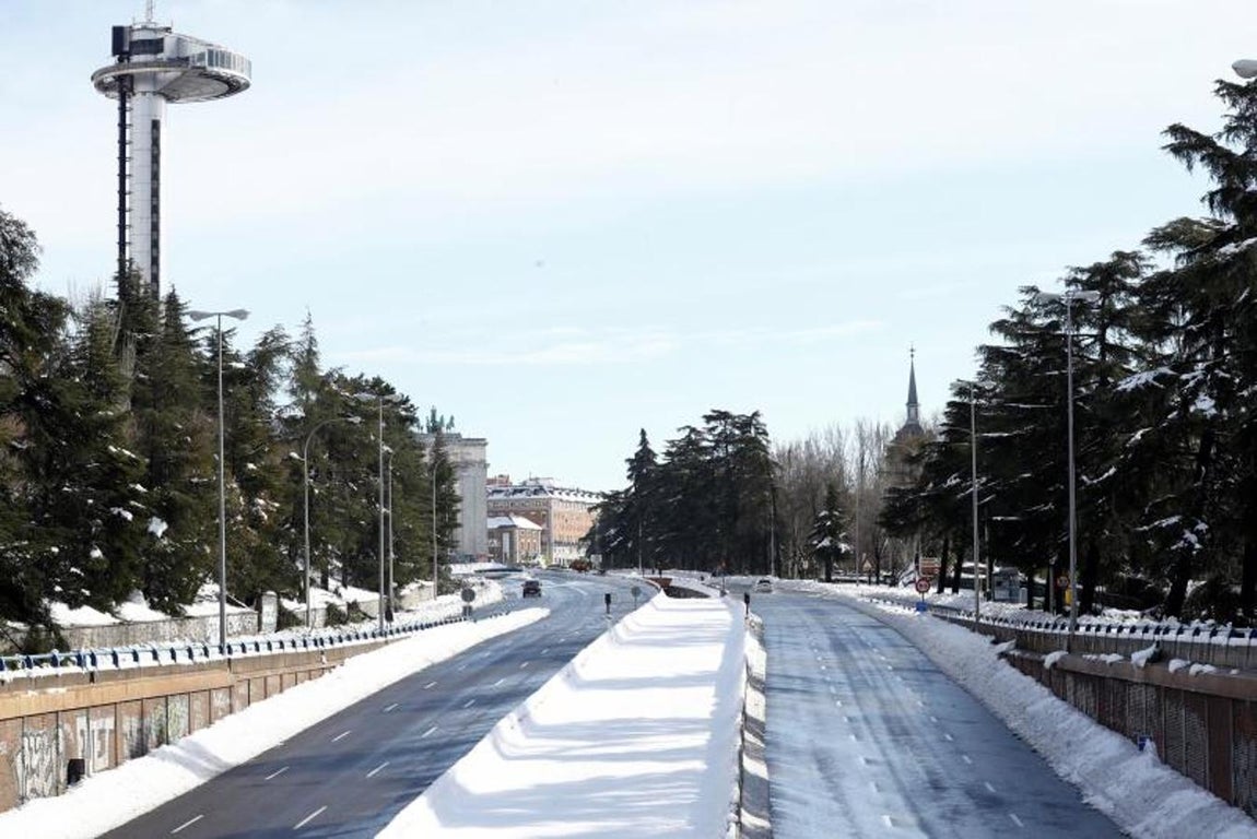 El Arco de la Victoria, despejado. Poca afluencia de vehículos en la Carretera de la Coruña a la altura de Puerta del Hierro en Madrid, este domingo. La M-30 ya vuelve a tener carriles habilitados a la circulación.