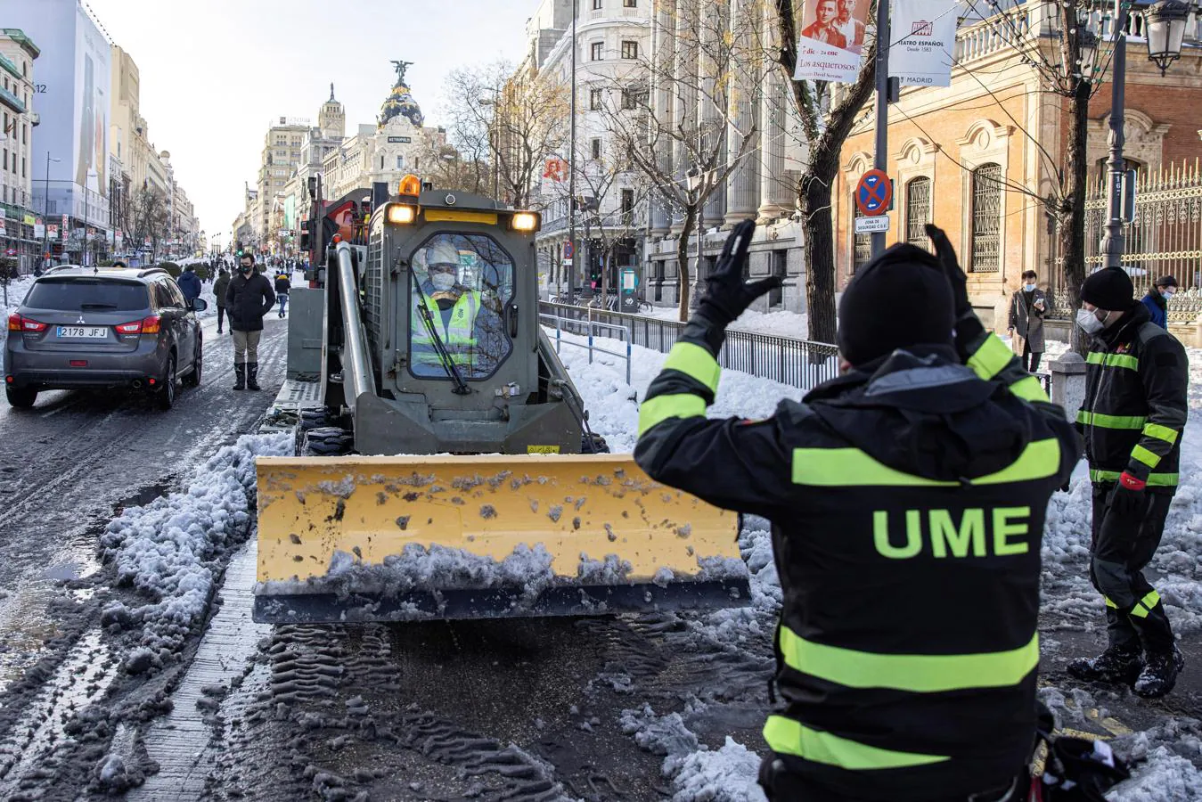 La UME limpia el centro de Madrid. Efectivos de la Unidad Militar de Emergencias UME despejan de nieve el entorno de la Plaza de Cibeles en Madrid, este domingo