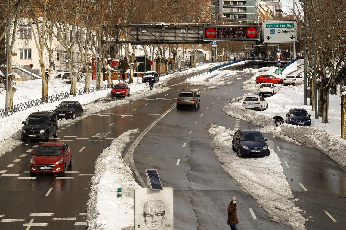 Coches abandonados en sentido contrario. En la entrada del túnel de Cea Bermúdez, junto al Metro de Islas Filipinas, han logrado despejar de nieve dos carriles en cada dirección. Varios coches siguen abandonados en sentido contrario debido al temporal.