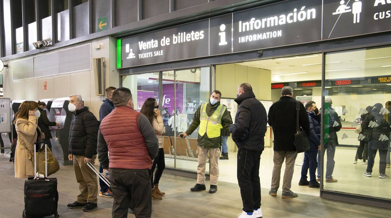 En imágenes, colas en la estación de Santa Justa de Sevilla