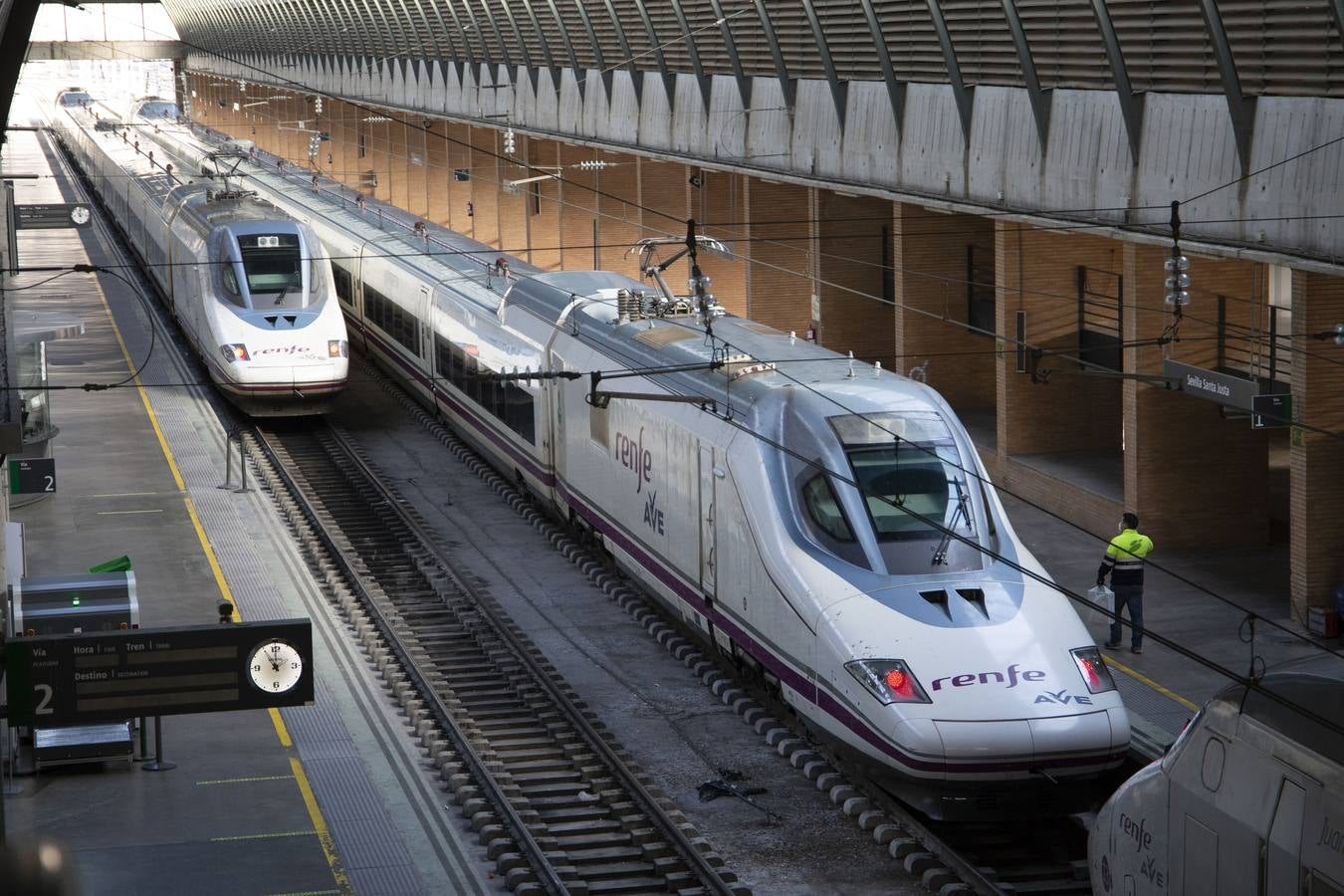 Colas en Santa justa tras reanudarse el servicio de AVE a Madrid