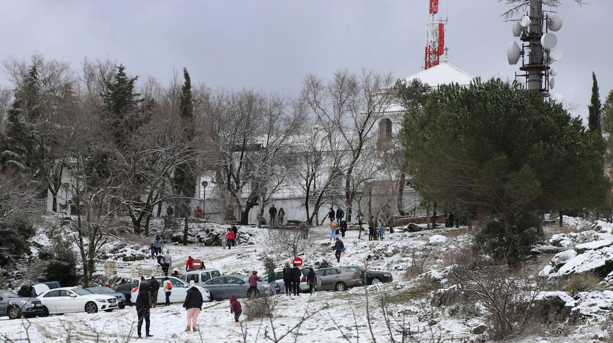 La nieve en la Sierra de Cabra este domingo, en imágenes