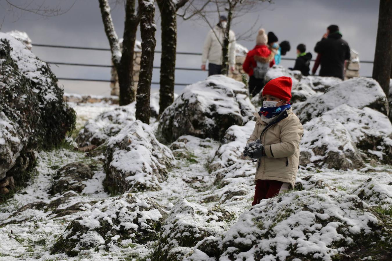 La nieve en la Sierra de Cabra este domingo, en imágenes